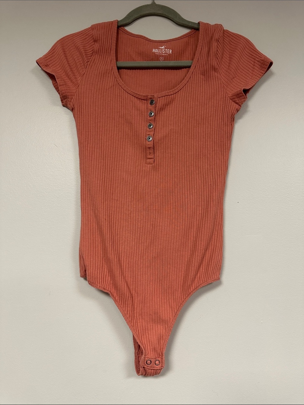 Hollister Henley Ribbed Dusty Rose Tee Bodysuit M